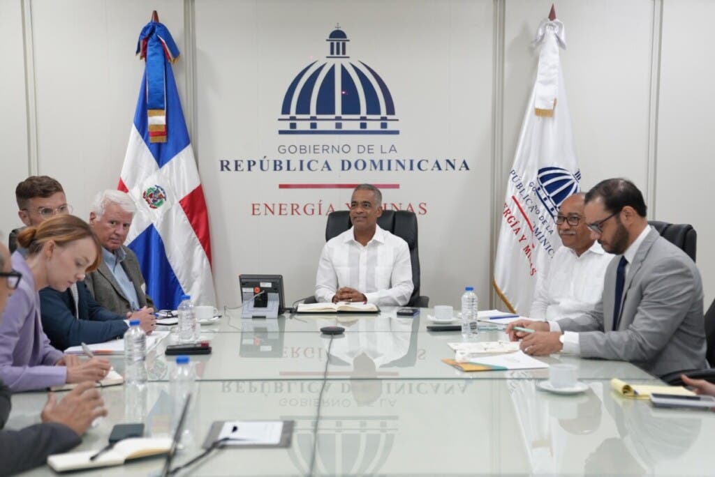 El ministro Joel Santos junto a representantes del Gobierno de EE. UU. durante el encuentro, realizado en el Ministerio de Energía y Minas.