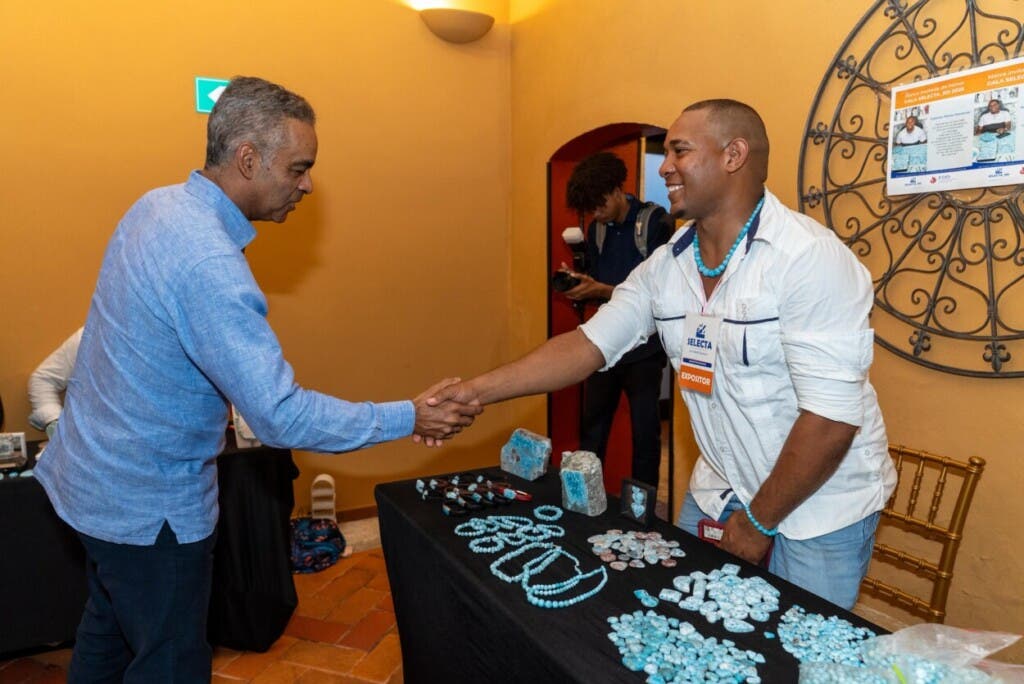 Joel Santos afirma que el larimar tiene gran oportunidad en el mercado turístico