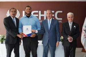 Estudiantes de la UFHEC reciben becas