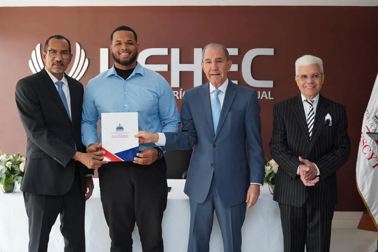 Estudiantes de la UFHEC reciben becas