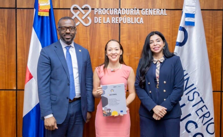 La procuradora Yeni Berenice Reynoso, Wilson Camacho, procurador adjunto y Leidy Blanco García, coordinadora general de Participación Ciudadana.