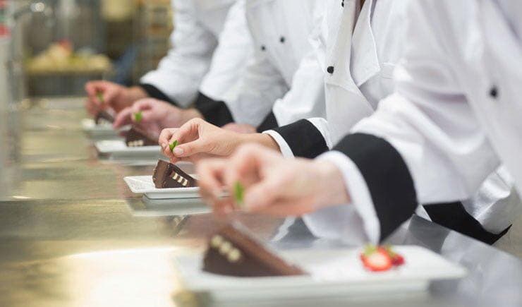 Cocineros, técnicos, mandos medios y docentes siguen siendo insuficientes, y esa carencia amenaza con frenar el desarrollo de un sector que podría convertirse en uno de los grandes motores de la Marca País.