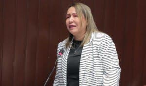 Diputada Espinal llora por la injusticia tras muerte de barbero en Santiago