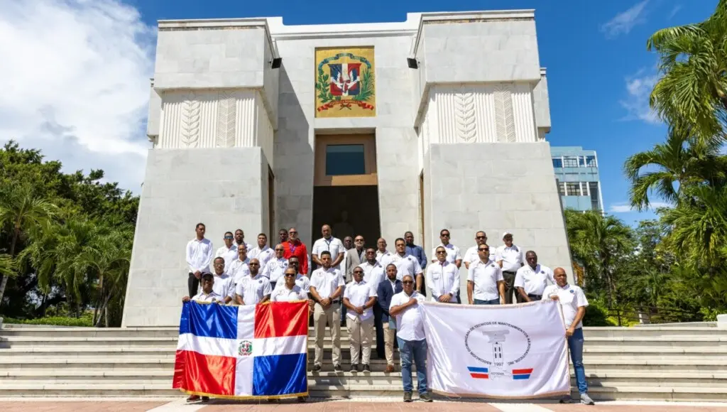 Miembros de ADTEMA cuando depositan una ofrenda floral en el Altar de la Patria, en ocasión de celebrar 28 años de la fundación de esa entidad, renovando el compromiso con la aviación dominicana