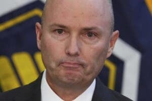 Gobernador de Utah tilda de «cáncer» a las redes sociales tras asesinato de Charlie Kirk