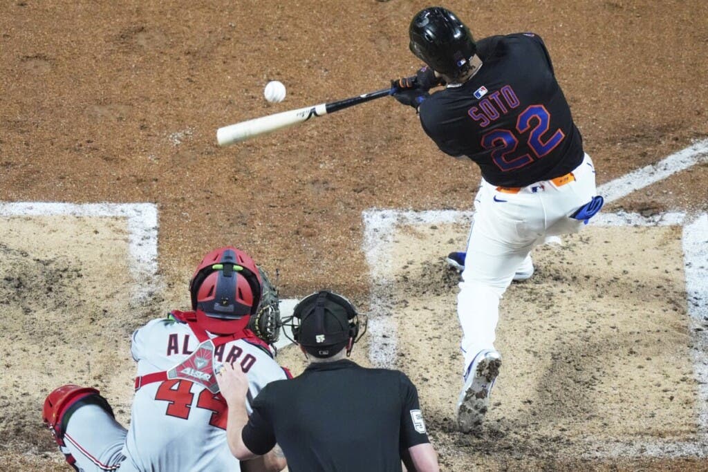 Juan Soto, de los Mets de Nueva York, conecta un sencillo durante la tercera entrada de un partido de béisbol contra los Nacionales de Washington el viernes 19 de septiembre de 2025 en Nueva York. (Foto AP/Frank Franklin II).