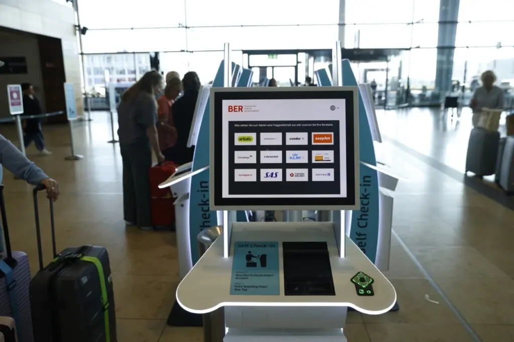 Ciberataque causa caos en aeropuertos europeos: largas filas y vuelos cancelados