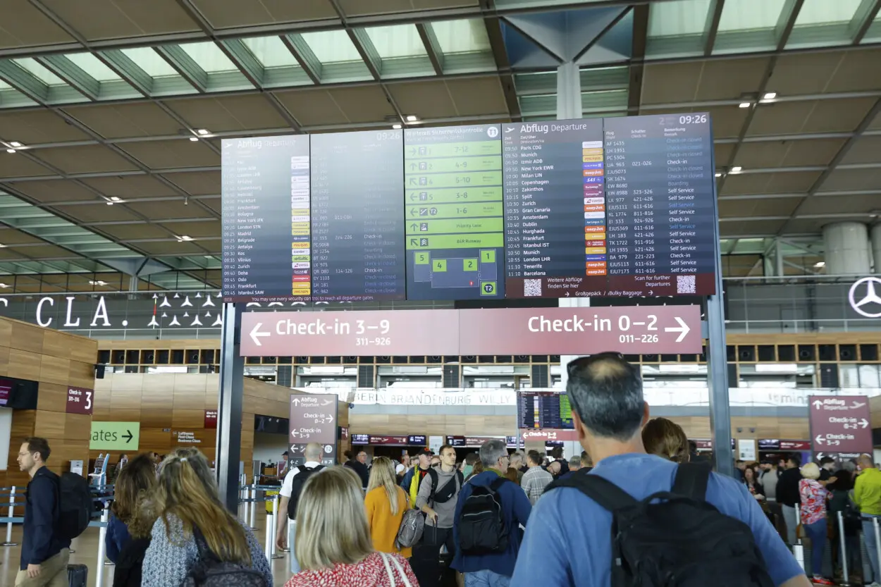 Ciberataque causa caos en aeropuertos europeos: largas filas y vuelos cancelados
