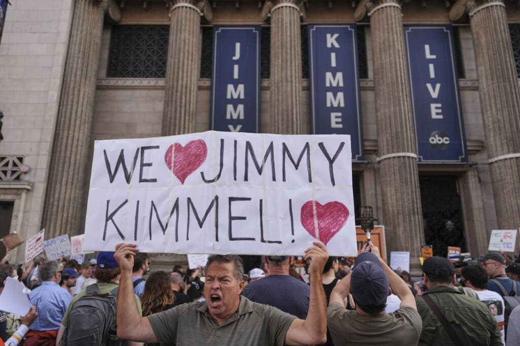 Jimmy Kimmel regresa a la televisión tras polémica por comentarios sobre Charlie Kirk