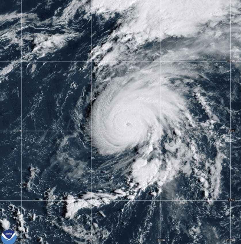 Esta imagen satelital proporcionada por la Oficina Nacional de Administración Oceánica y Atmosférica de Estados Unidos (NOAA, por sus siglas en inglés) muestra al huracán Gabrielle el lunes 22 de septiembre de 2025. (NOAA vía AP)