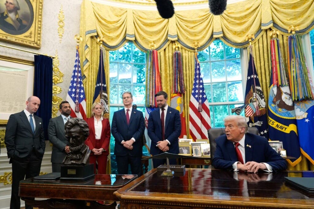 El presidente Donald Trump habla tras firmar una orden ejecutiva sobre TikTok en la Oficina Oval de la Casa Blanca, el jueves 25 de septiembre de 2025, en Washington, mientras el subjefe de gabinete de la Casa Blanca, Stephen Miller, el director del FBI, Kash Patel, la fiscal general, Pam Bondi, el secretario del Tesoro, Scott Bessent, y el vicepresidente, J. D. Vance, escuchan. (Foto AP/Alex Brandon)