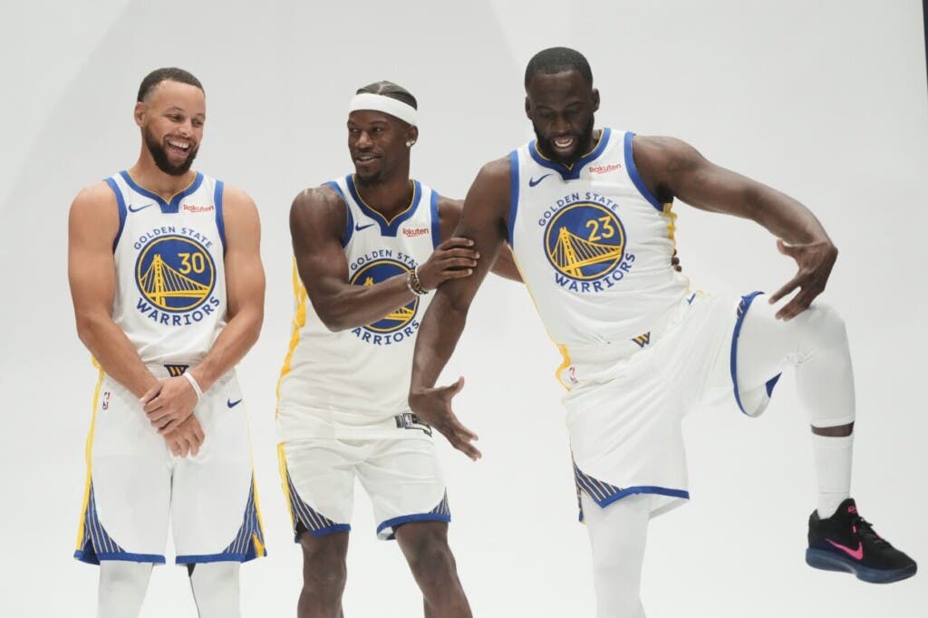 El base de los Golden State Warriors, Stephen Curry (izquierda), sonríe mientras posa para fotos con el alero Jimmy Butler III (centro) y el alero Draymond Green durante la jornada de prensa del equipo de baloncesto de la NBA en San Francisco, el lunes 29 de septiembre de 2025. (Foto AP/Jeff Chiu)