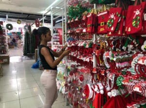 La Navidad llega temprano al Gran SD, Santa Claus, y todo tipo de artículos para las pascuas se venden a tres meses de su celebración