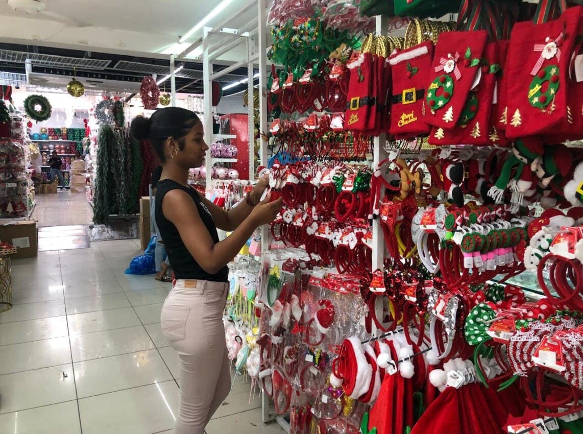 La Navidad llega temprano al Gran SD, Santa Claus, y todo tipo de artículos para las pascuas se venden a tres meses de su celebración