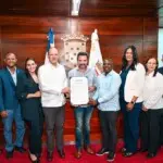 Alcaldía de Santiago reconoce al actor Manny Pérez como “Hijo Adoptivo” de la ciudad