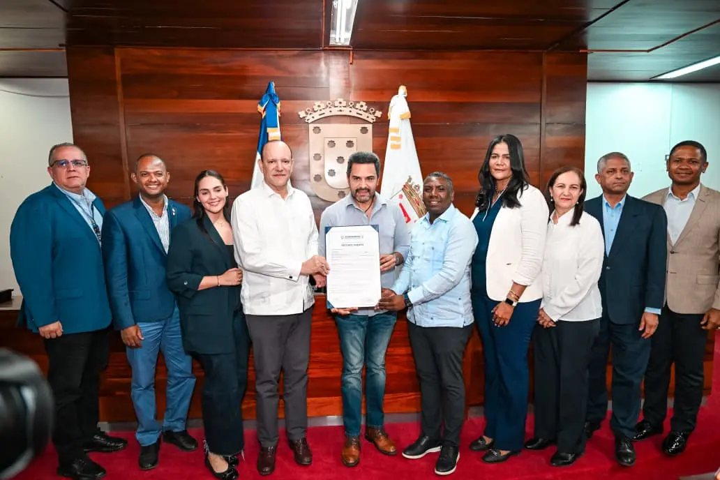 Alcaldía de Santiago reconoce al actor Manny Pérez como “Hijo Adoptivo” de la ciudad
