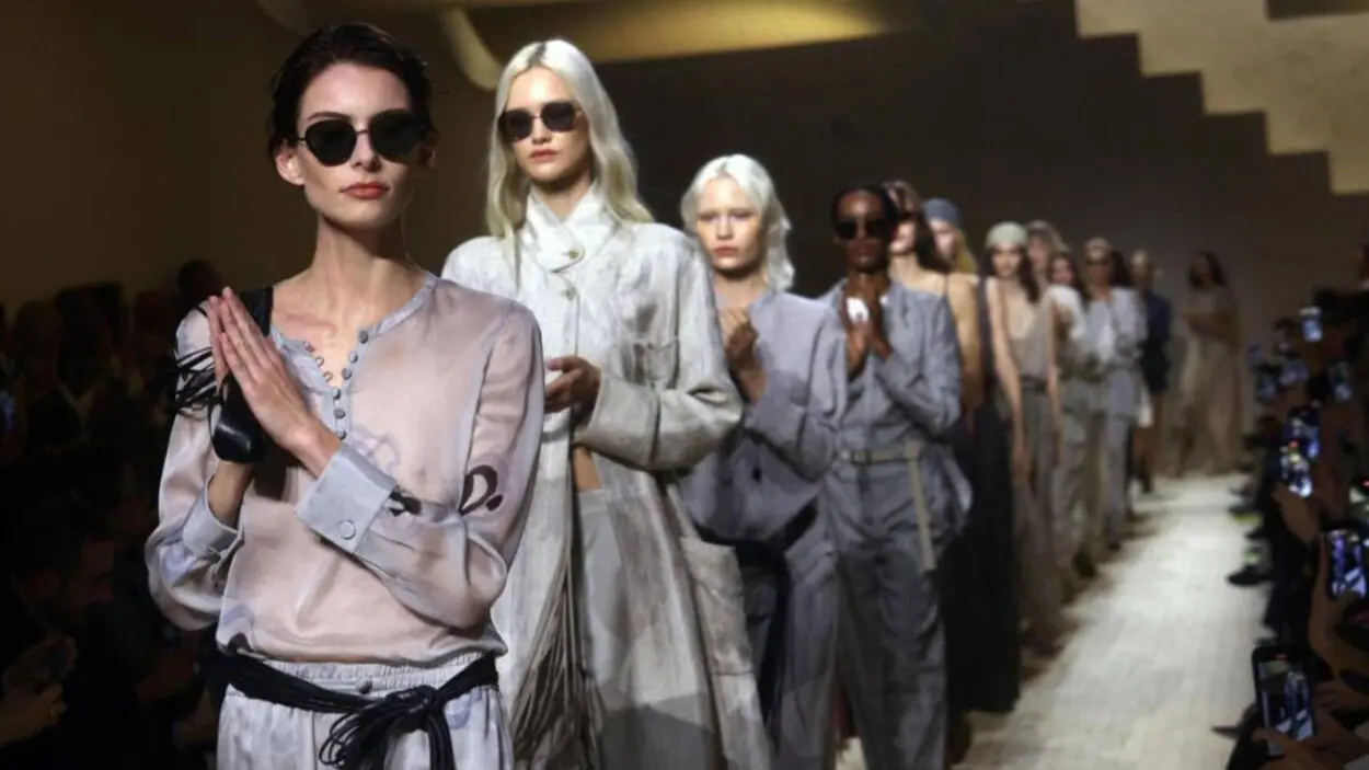 Armani regresa a las pasarelas de Milán en su primer desfile tras la muerte de su fundador