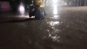 Defensa Civil rescata 160 familias tras inundaciones por fuertes lluvias en Azua
