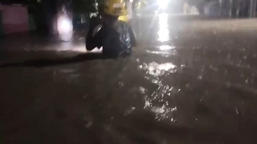 Defensa Civil rescata 160 familias tras inundaciones por fuertes lluvias en Azua