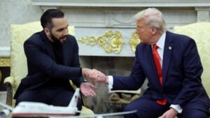 Bukele agradece a Trump por declarar terrorista a la pandilla Barrio 18
