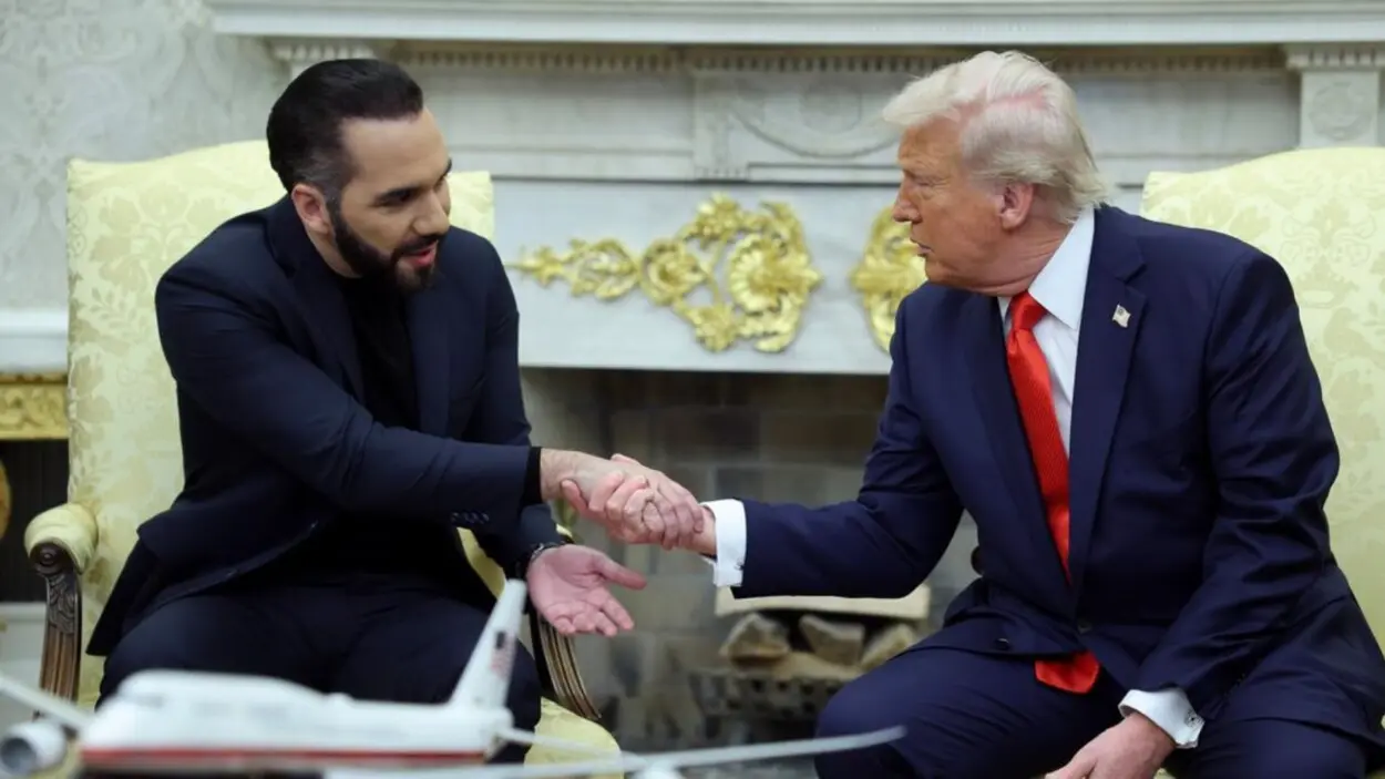 Bukele agradece a Trump por declarar terrorista a la pandilla Barrio 18