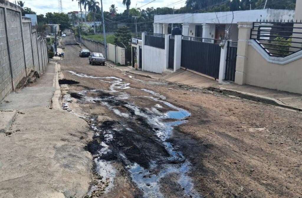 Residentes en el sector Don Juan, en Cotuí, también reclaman el arreglo de calles./Foto Ramón Salcedo Soto
