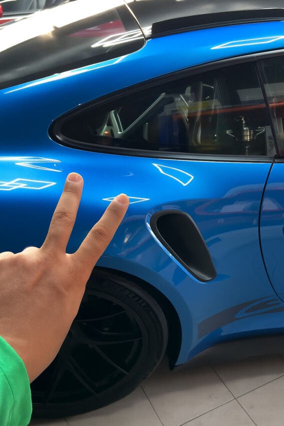A través de un video colgado en su cuenta de Instagram, El Alfa mostró dos vehículos, un Mercedes Benz todoterreno negro y un Porsche azul.