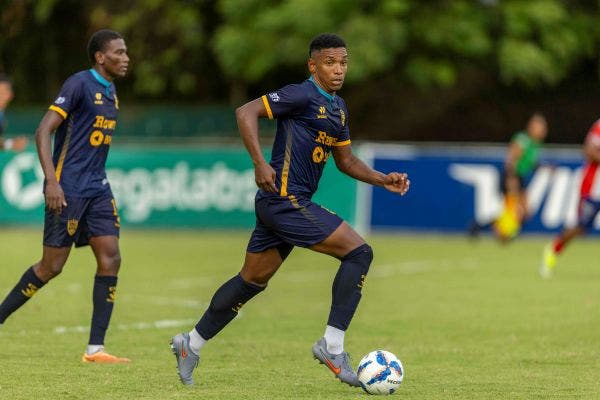 El Club Atlético Pantoja ganó ayer su quinto partido al hilo, con lo que se mantiene firme en el liderato de la Liga Dominicana de fútbol
