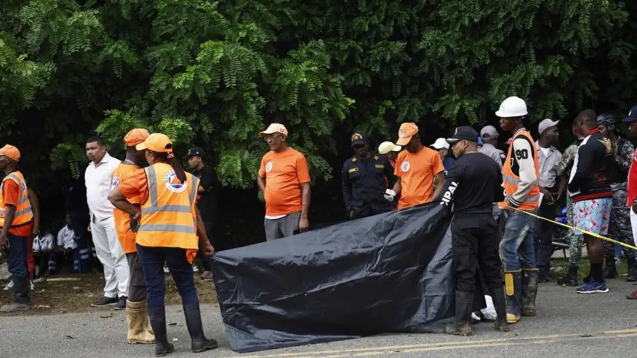 Colapso de puente en Monte Plata deja un muerto y comunidades incomunicadas