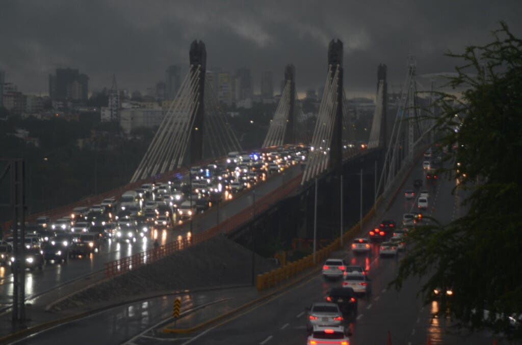 A las 9:14 de la mañana, el puente Juan Bosch registraba un fuerte entaponamiento vehicular como consecuencia de las intensas lluvias caídas en las últimas horas./Foto Jorge González