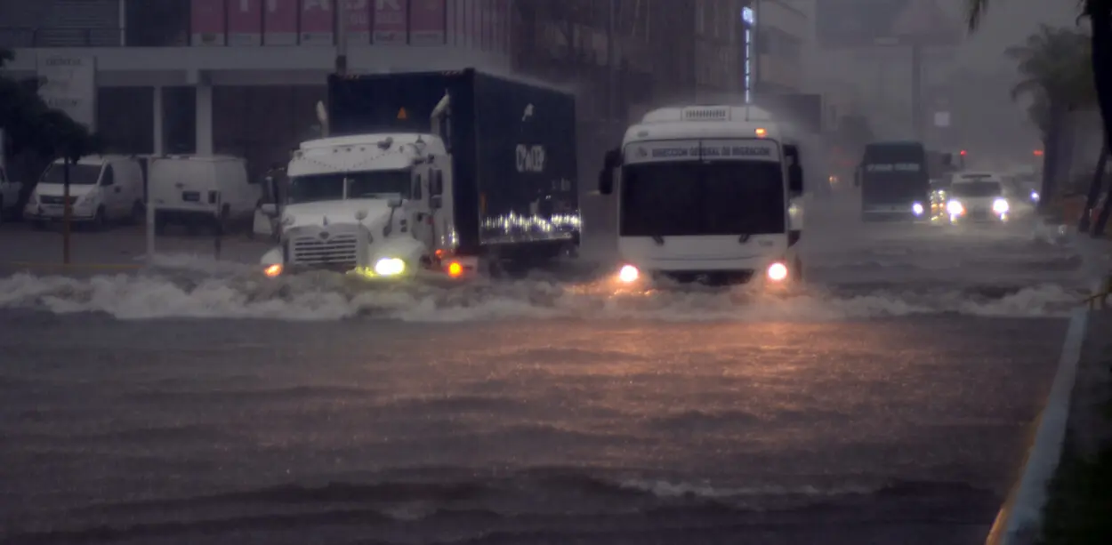 Gran Santo Domingo bajo lluvias intensas: inundaciones y entaponamientos afectan la capital