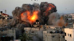 Ataque aéreo israelí provoca derrumbe de edificio de 12 pisos 