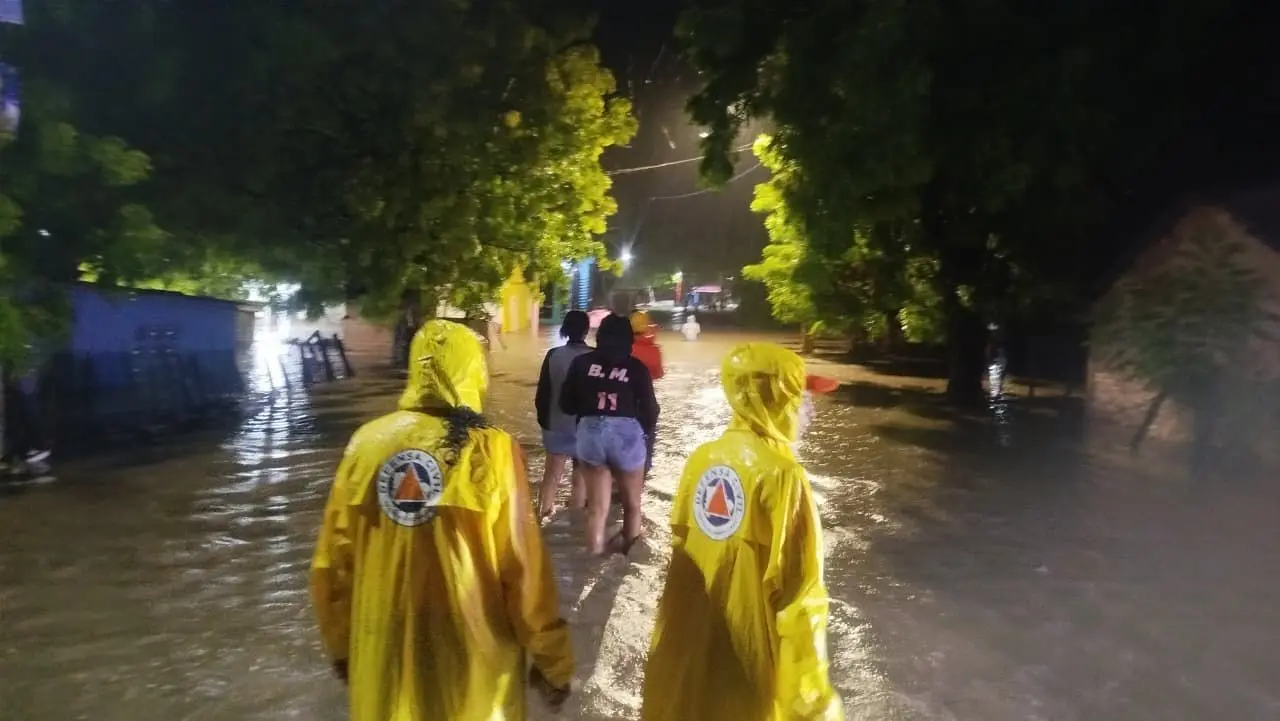 Inundaciones por onda tropical desplazan a 774 personas