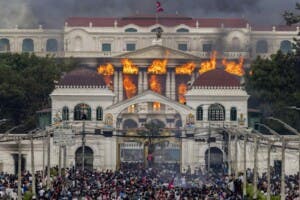 Cientos de manifestantes atacan el Parlamento en Nepal: ¿Qué sigue?