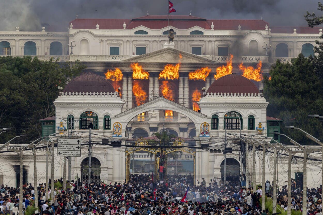 Cientos de manifestantes atacan el Parlamento en Nepal: ¿Qué sigue?
