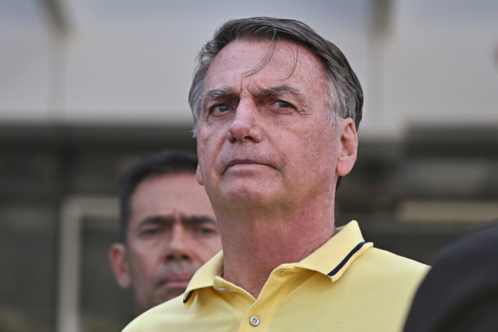  BOGOTÁ (COLOMBIA), 11/09/2025.- Fotografía de archivo del 16 de agosto de 2025 del expresidente de Brasil Jair Bolsonaro saliendo del hospital DF Star, en Brasilia (Brasil). EFE/ Andre Borges ARCHIVO