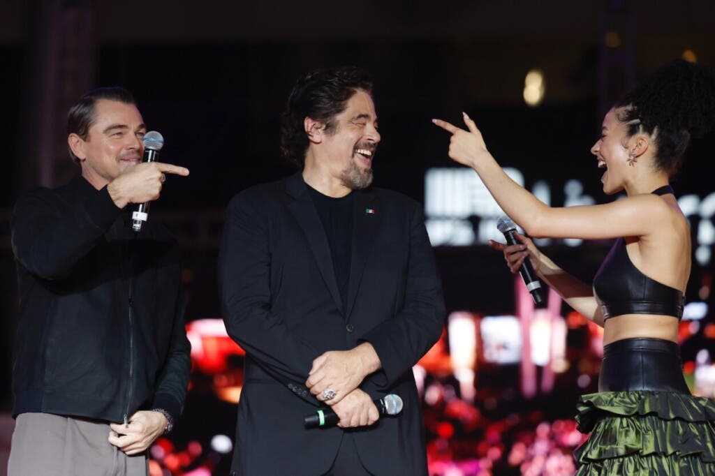 CIUDAD DE MÉXICO (MÉXICO), 18/09/2025.- Los actores estadounidenses Leonardo Dicaprio (i), Chase Infiniti (d) y el puertorriqueño Benicio del Toro participan en la alfombra roja de la película 'Una batalla tras otra' este jueves, en Ciudad de México (México). EFE/ Sáshenka Gutiérrez