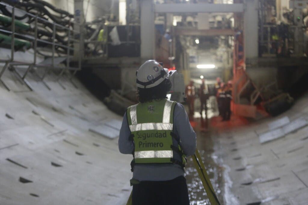 CIUDAD DE PANAMÁ (PANAMÁ), 23/09/2025.- Un empleado trabaja en las obras del Metro de Panamá este martes, en ciudad de Panamá (Panamá). EFE/ Carlos Lemos.