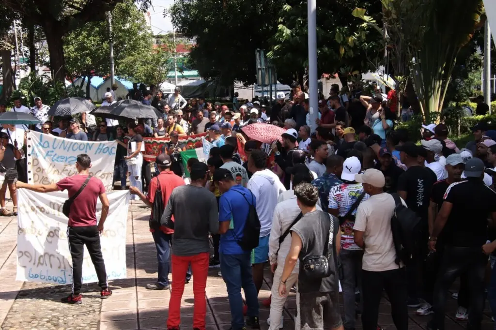 TAPACHULA (MÉXICO), 28/09/2025.- Migrantes participan en una manifestación este domingo, en Tapachuca (México). EFE/Juan Manuel Blanco