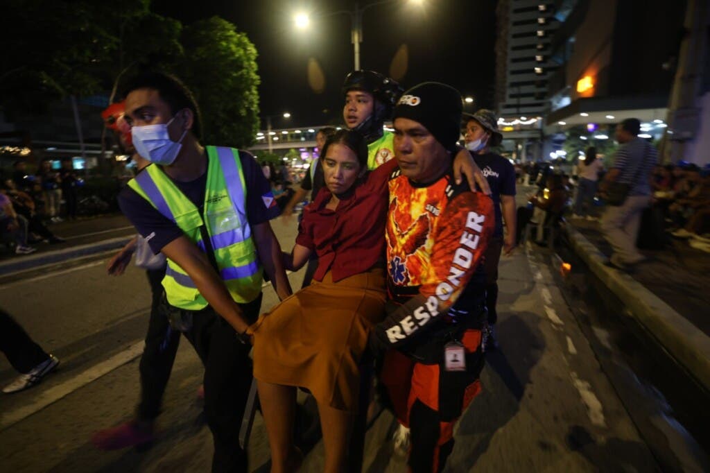 (Filipinas), 30/09/2025.- Los rescatistas transportan a una mujer herida después de un terremoto en la ciudad de Ilo-Ilo, Filipinas, el 30 de septiembre de 2025. Un terremoto de magnitud 6,9 sacudió el centro de Filipinas, según el Instituto Filipino de Vulcanología y Sismología (Phivolcs). (Terremoto/sismo, Filipinas) EFE/EPA/ARNOLD ALMACEN