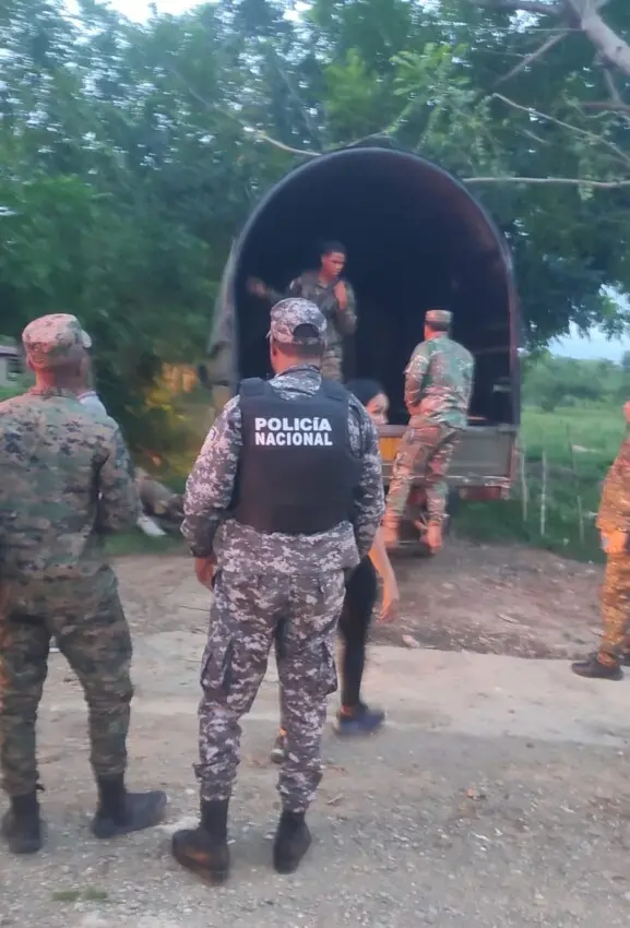 Miembros del Ejército y la Policía suben a un vehículo al recluso que se había fugado de la cárcel de Cotuí