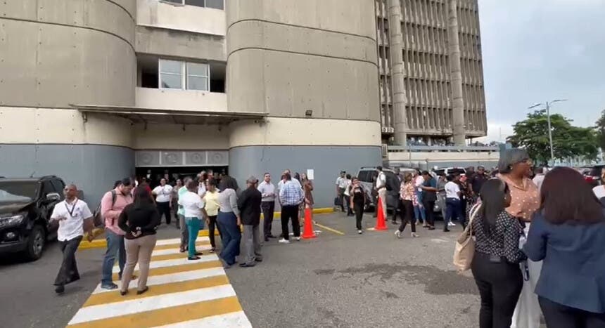 Empleados del edificio gubernamental Juan Pablo Duarte, conocido popularmente como El Huacal, fueron evacuados de manera preventiva hacia la explanada frontal del complejo por el sismo de 4.4 de este jueves.