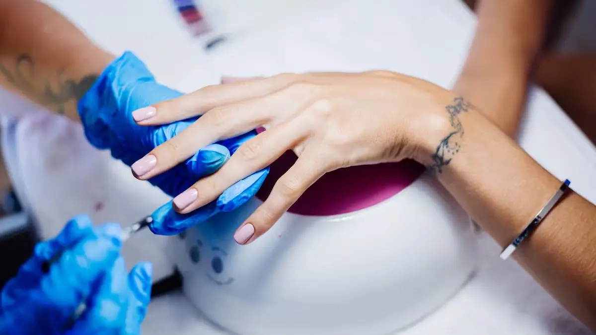 UE prohíbe el uso de una sustancia muy utilizada en esmaltes de uñas por ser tóxica