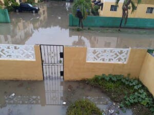 La acumulación de agua en las calles afecta a los residentes del Hipódromo Quinto Centenario. Foto/externa