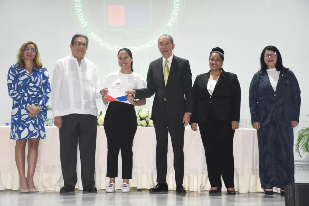 MESCyT otorga 208 becas a estudiantes destacados de la UNPHU