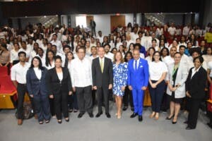 MESCyT otorga 208 becas a estudiantes destacados de la UNPHU