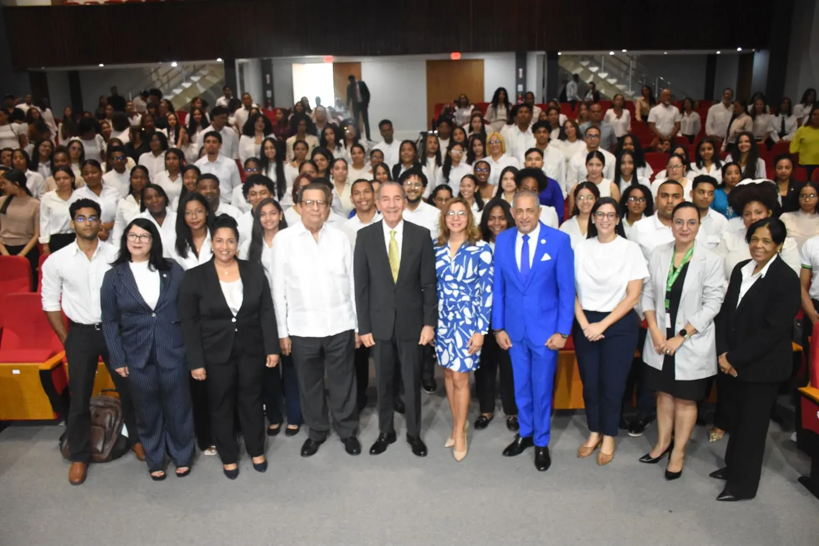 MESCyT otorga 208 becas a estudiantes destacados de la UNPHU
