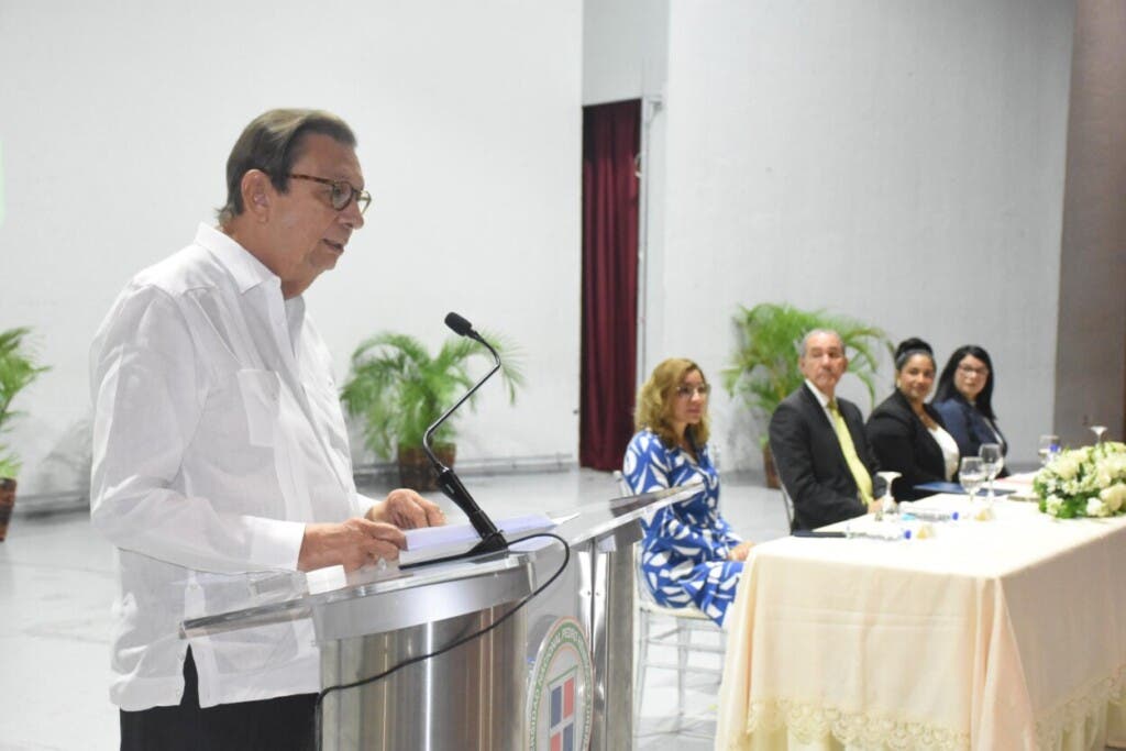 MESCyT otorga 208 becas a estudiantes destacados de la UNPHU