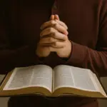Centro Cristiano suspende a pastor detenido en allanamiento en la Zona Colonial