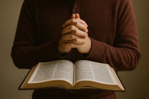Centro Cristiano suspende a pastor detenido en allanamiento en la Zona Colonial